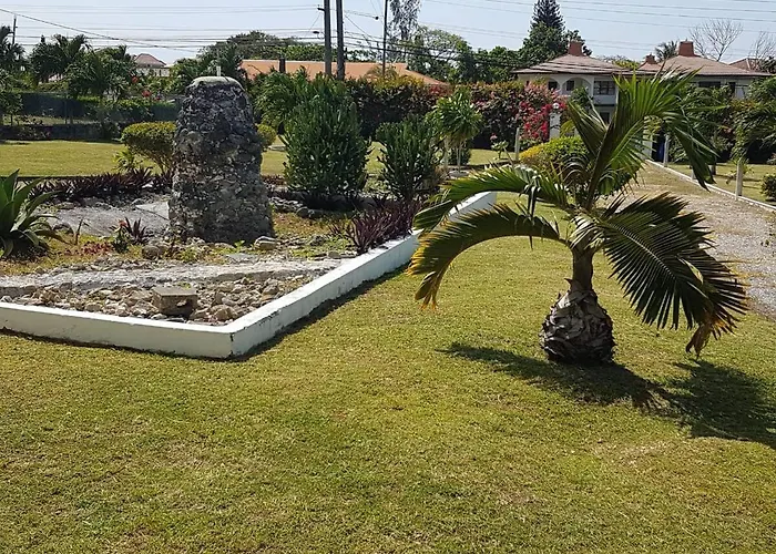 Ginger Mango Garden Cottage - Beach-5Min Drive, 1 Hr Montego Bay, 25 Mins Ocho Rios * Runaway Bay